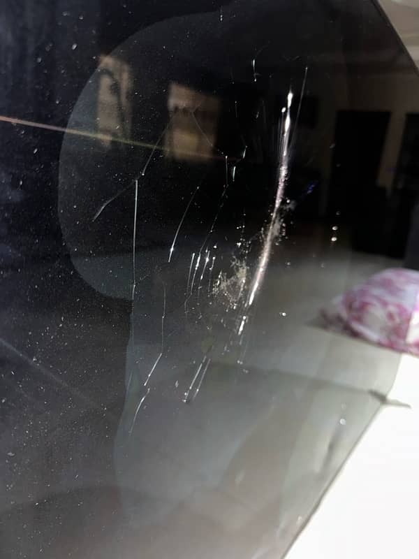 Samsung 60” F8000 3D Smart LED TV Broken Screen, Powers On 2