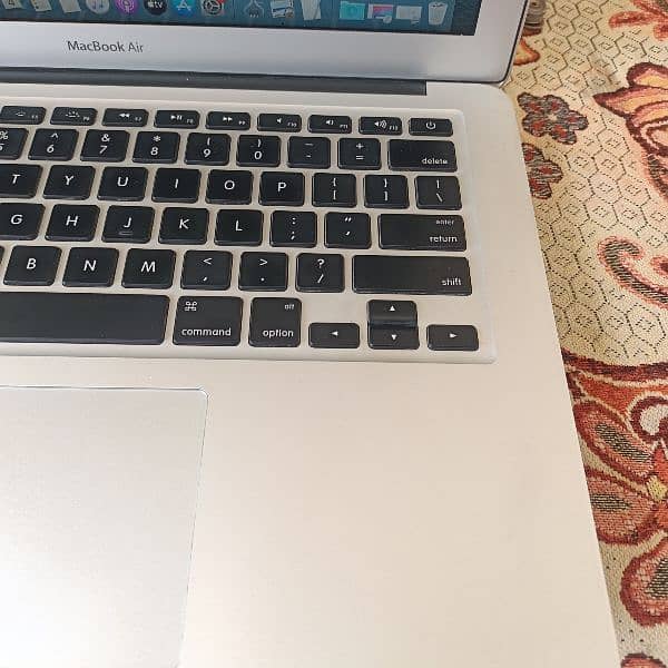 MacBook air 13 inch early 2015 core i7 2.2 Ghz 256gb SSD 8gb RAM 3