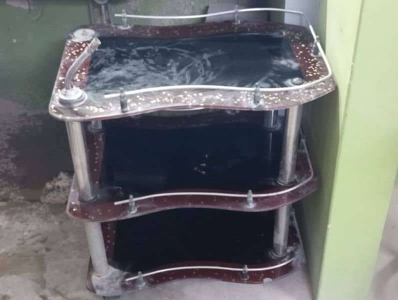 Tea trolly. in best condition 1