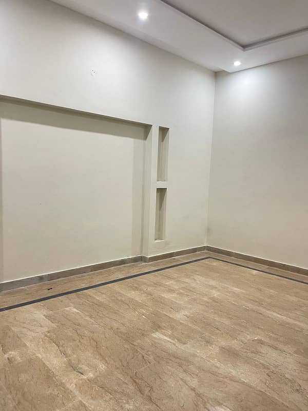 10 MARLA FIRST FLOOR HOT LOCATION 5