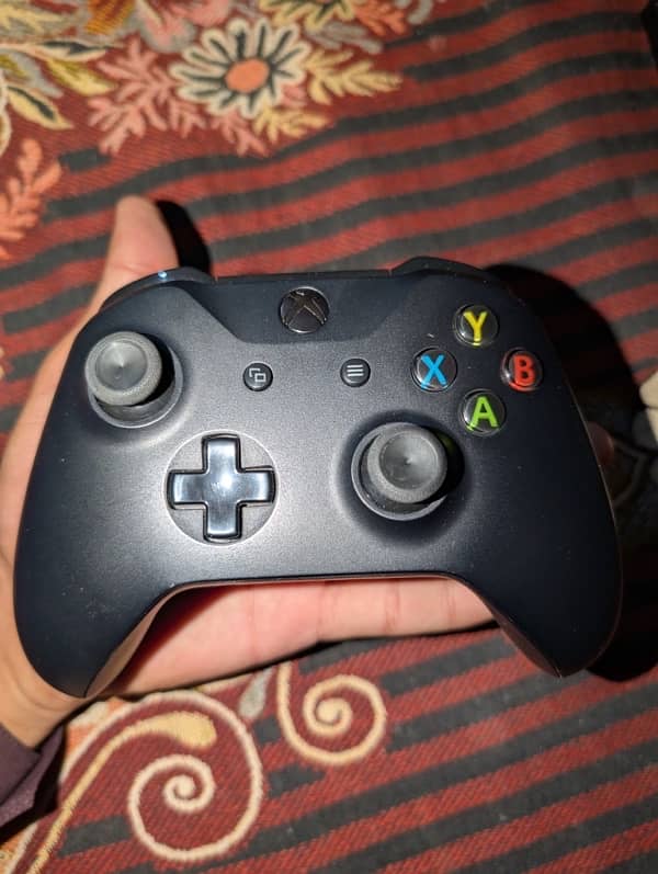 Xbox One X 1tb 2 controllers with games 1