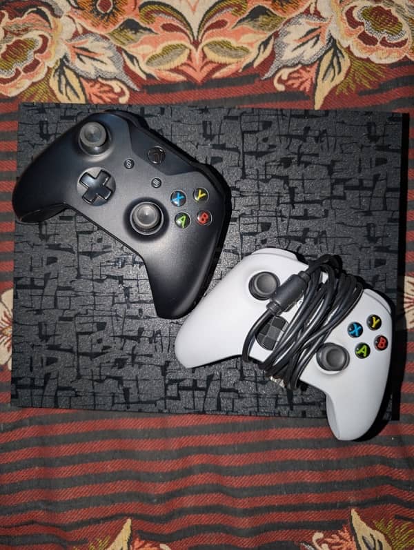 Xbox One X 1tb 2 controllers with games 7