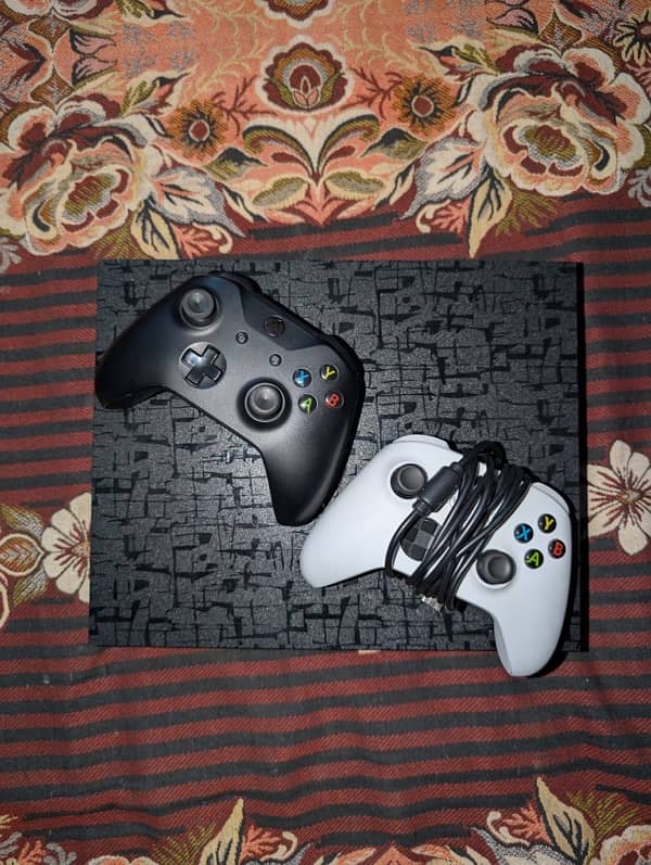 Xbox One X 1tb 2 controllers with games 8