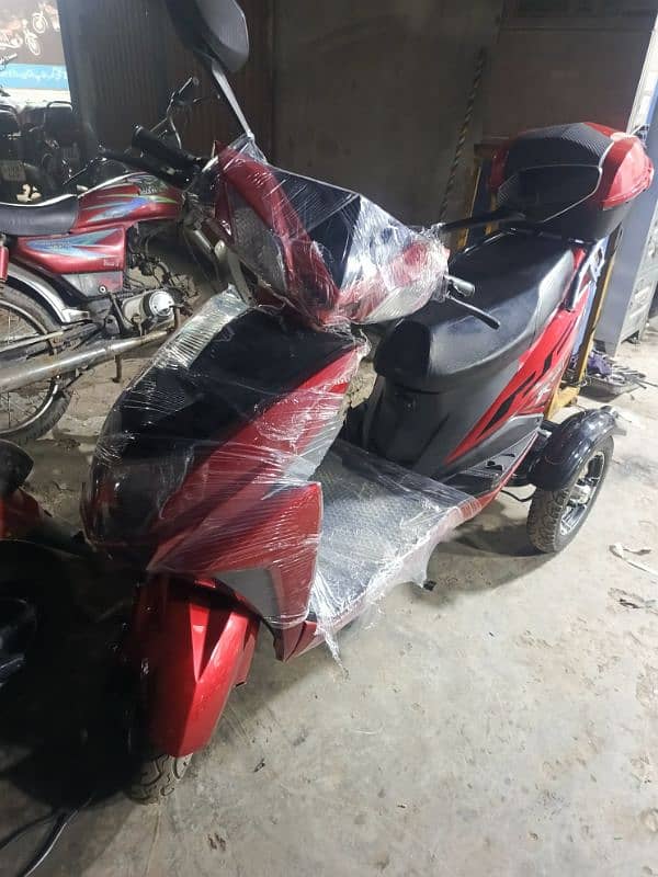 electric three wheeler scooty 8
