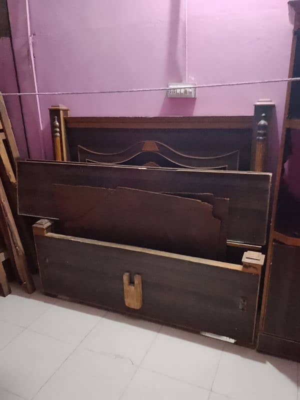 divider aur bed tu set table use bed urgent sale 0
