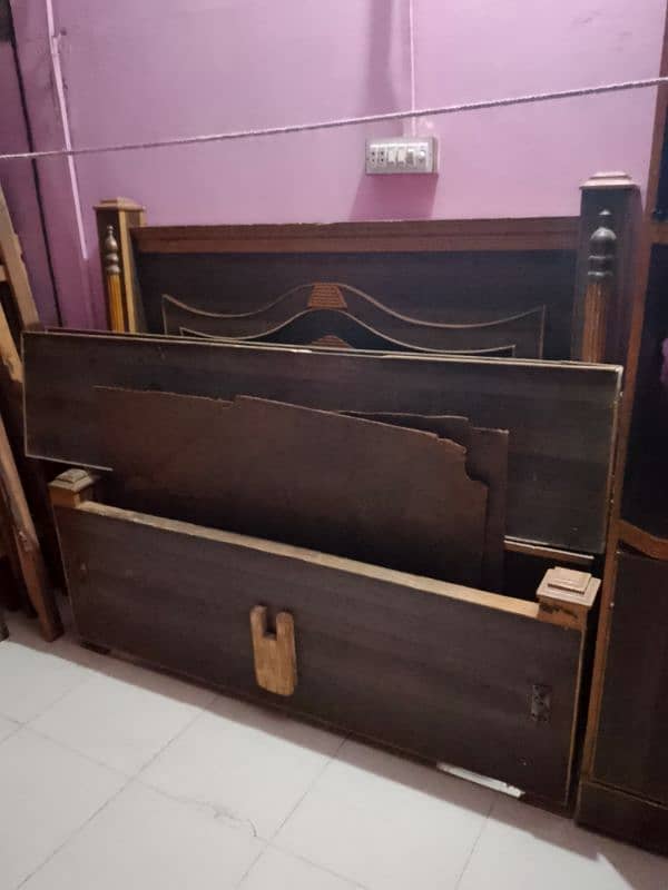 divider aur bed tu set table use bed urgent sale 2