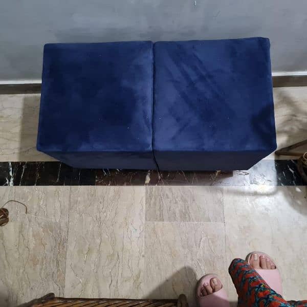 2 ottomans 0