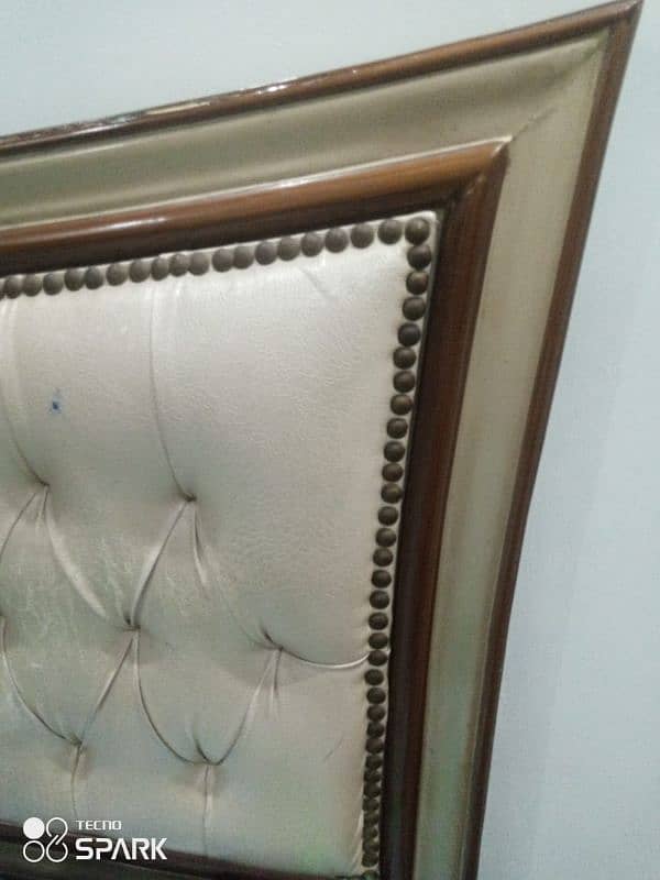 Customized Royal Style Solid Double Bed For Sale 7