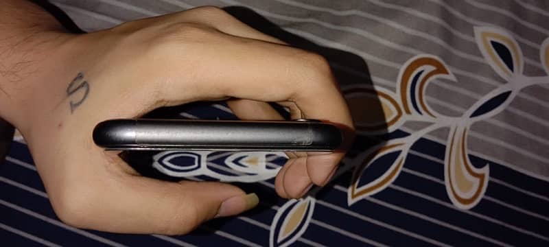 IPHONE 11 LLA 4