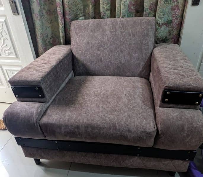 5 seaters sofa set. almost new 3