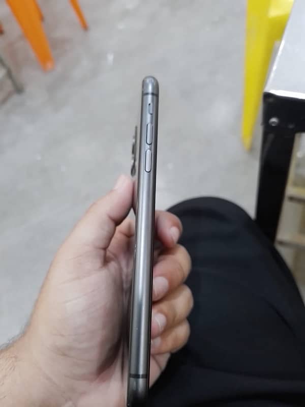 iphone 11 64GB jv 84% battery health LLA 10/10 2