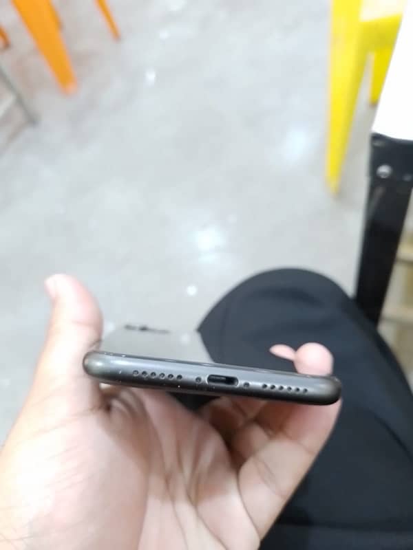 iphone 11 64GB jv 84% battery health LLA 10/10 3