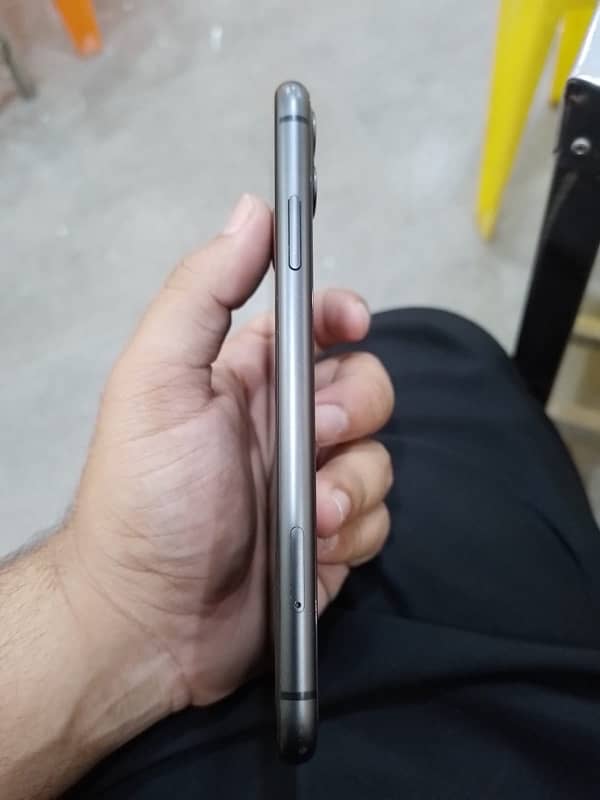 iphone 11 64GB jv 84% battery health LLA 10/10 6
