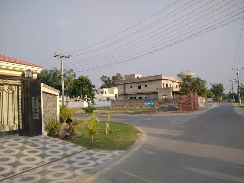 Prime Location 10 Marla Plot for Sale in G Block, Central Park Lahore 1