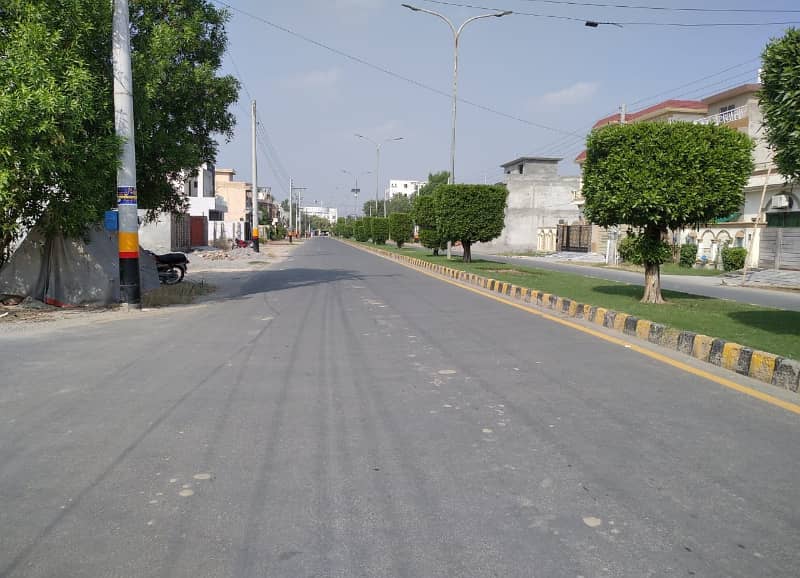 Prime Location 10 Marla Plot for Sale in A Block, Central Park Lahore 26