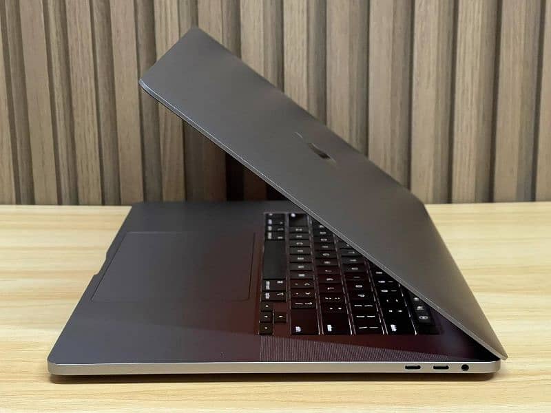Macbook Pro 2020 13" Retina Display Core i7 32GB 512GB 7