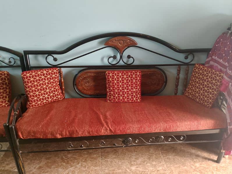 Sofa set and glass table second hand in condition 0