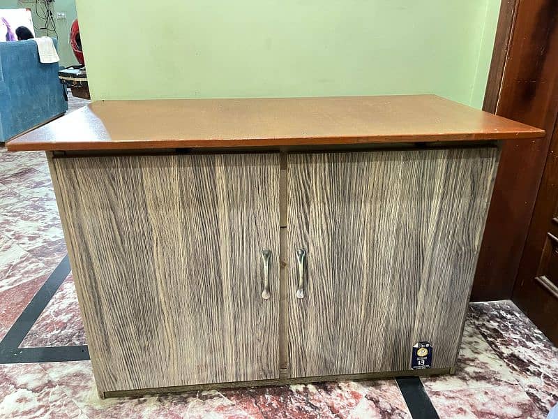 Computer/Study/Office Table with alot of storage 0