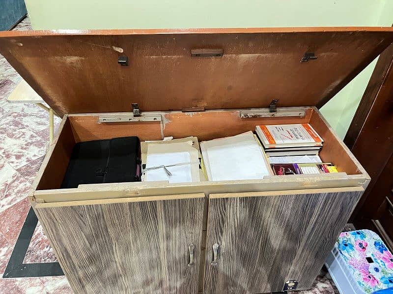 Computer/Study/Office Table with alot of storage 1