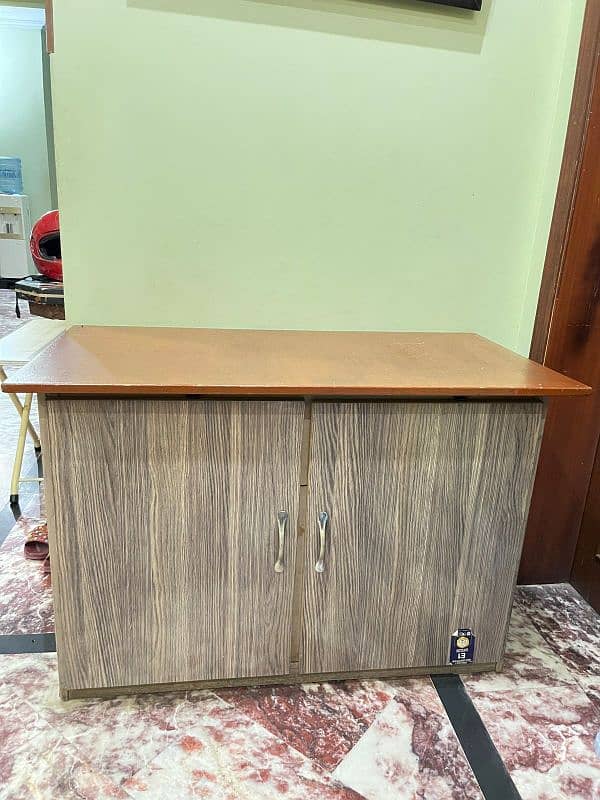 Computer/Study/Office Table with alot of storage 3