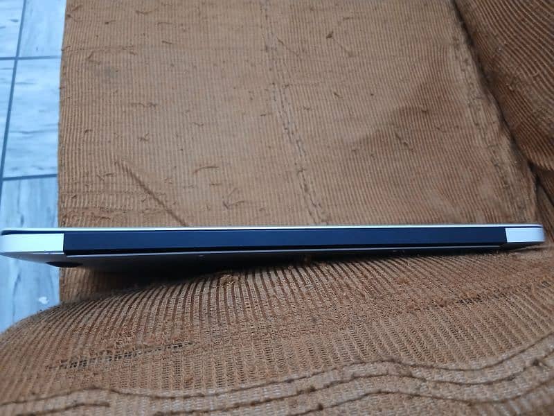 MacBook Air 2015 with brand new Charger 5