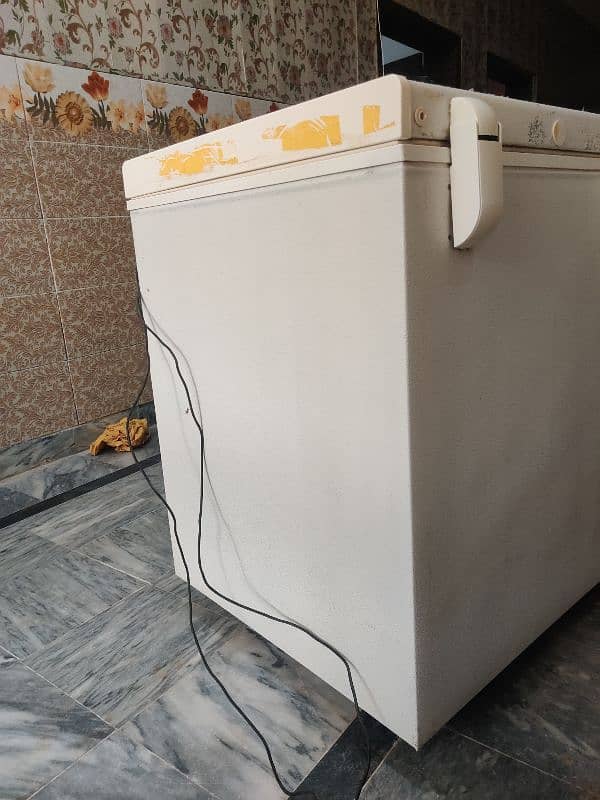 Large Deep Freezer in Good Working Condition – Urgent Sale 2