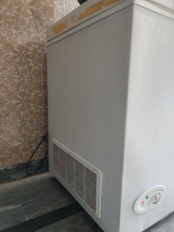 Large Deep Freezer in Good Working Condition – Urgent Sale 3