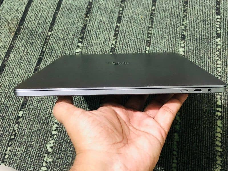 MacBook Pro 2019 core i9 16-512GB 15" Retina Display 4gb Graphics 6