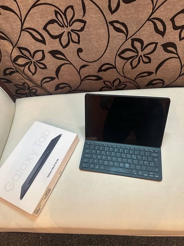 Samsung S7 fe 5G with genuine Samsung keyboard 1
