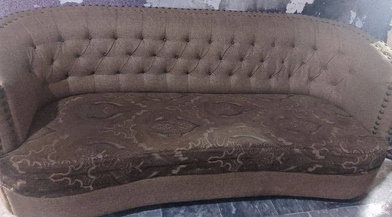 4 seater sofa with 2 cusions 0