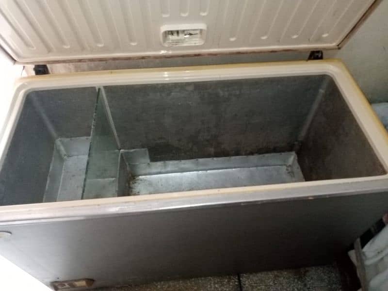 Chill Cooling Freezer in a Good Shape Available 3