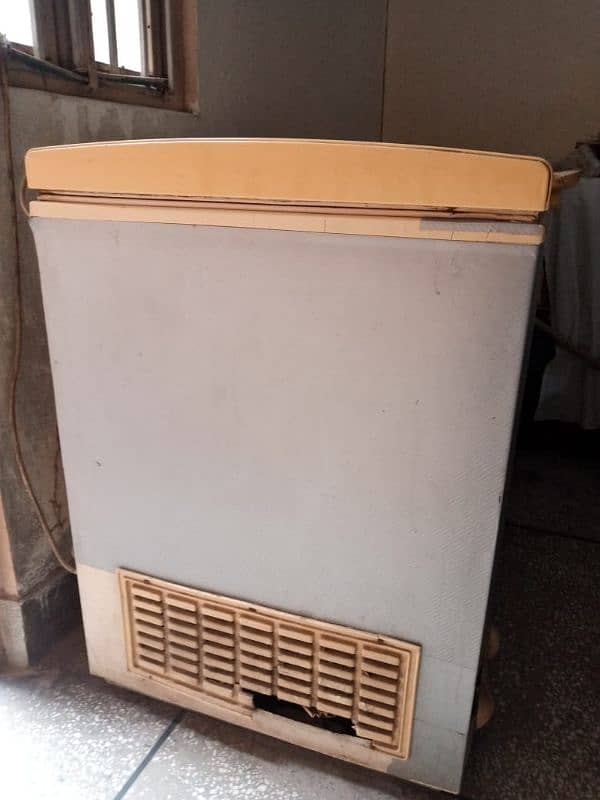 Chill Cooling Freezer in a Good Shape Available 8