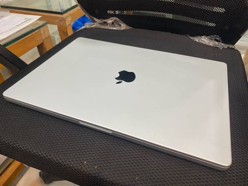 10/10 Macbook m1 Pro 16 inch 16 gb 512 gb 1