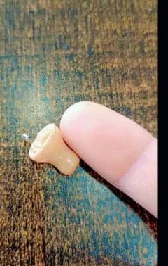 hearing aid. ا لہ سماعت جو کان میں لگا نظر نہیں اتا