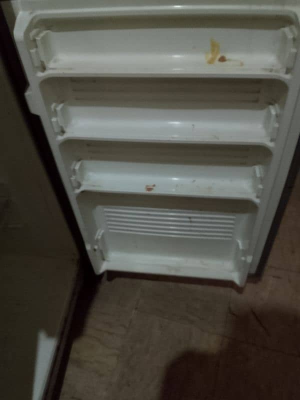 Dawlence fridge in good condition 5