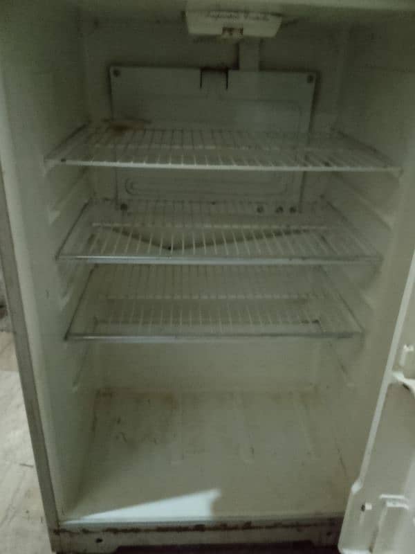 Dawlence fridge in good condition 7