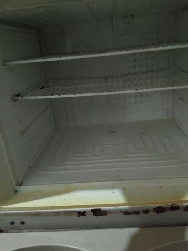 Dawlence fridge in good condition 9