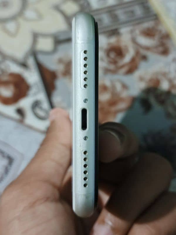 iPhone 11 White Color 5
