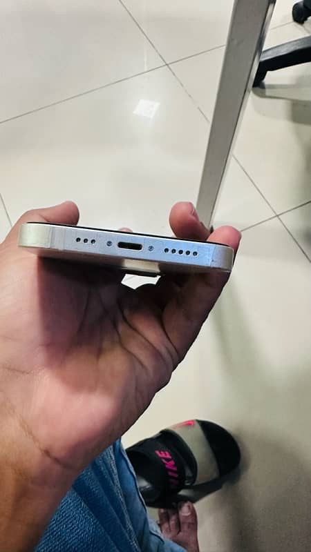 iPhone 13 4