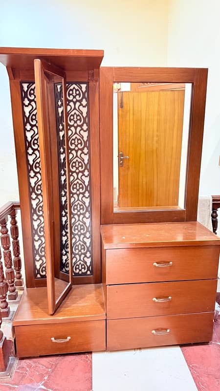 Dressing table with rotating mirror 1