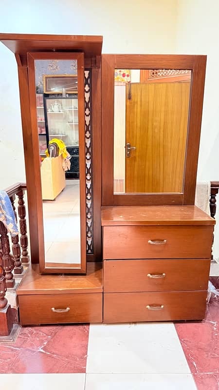 Dressing table with rotating mirror 2