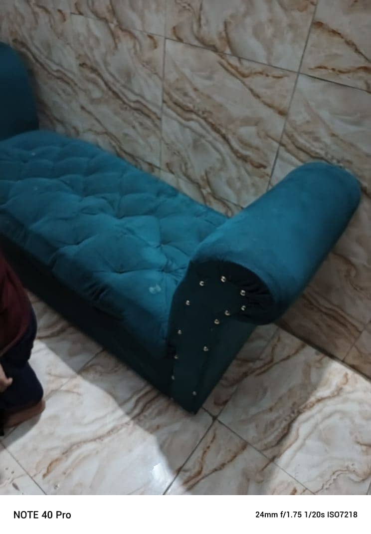 Sofa, sheeti ND table 0