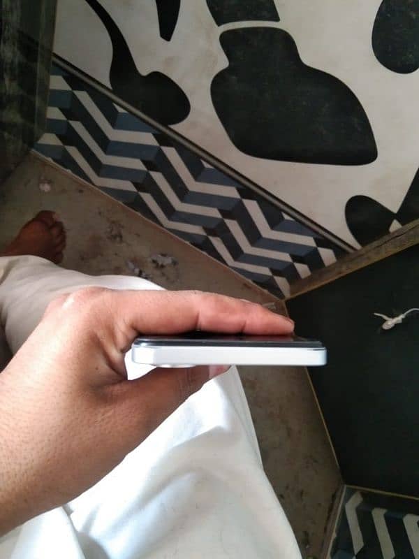 8 month ki warrnti pri hai box with charge 4