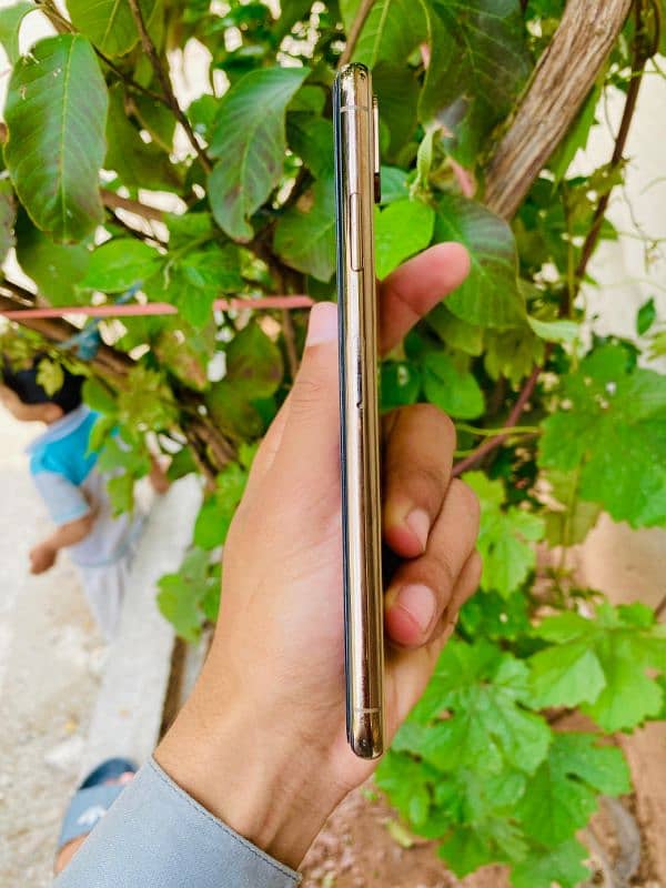 I phone xs max (non PTA) 3