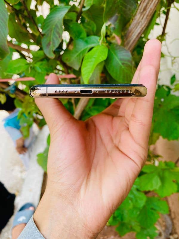 I phone xs max (non PTA) 4