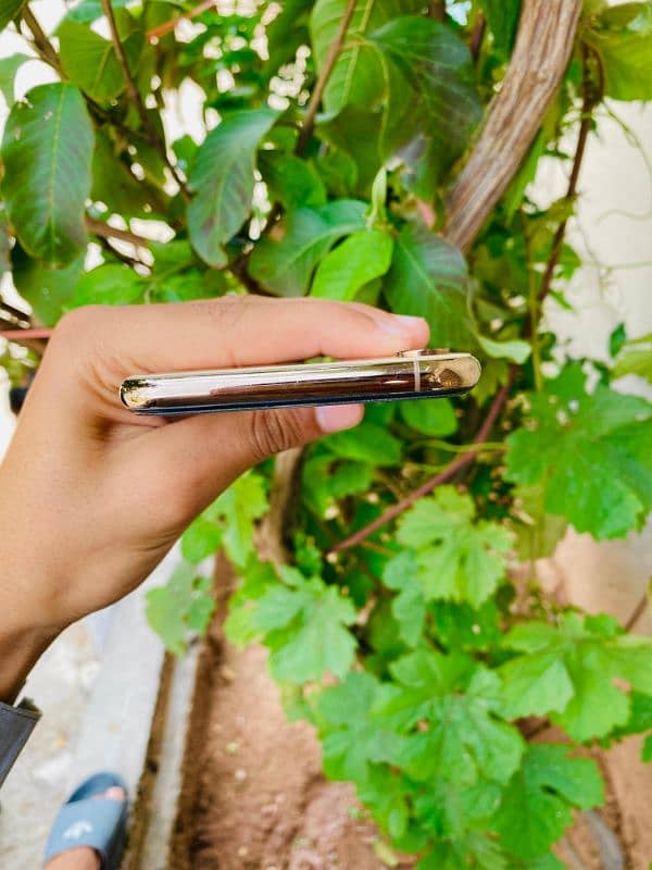 I phone xs max (non PTA) 5