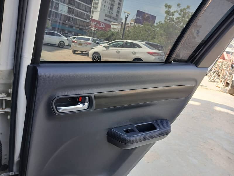 Suzuki Swift DLX Automatic 1.3 Navigation 2018 4