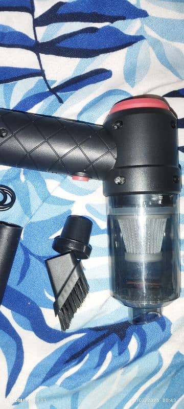 Car Vacuum Cleaner to Clean Interior 1