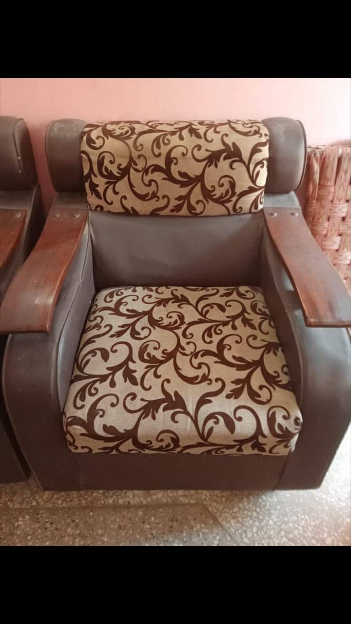 7 seater sofa set Used but in good condition. 1