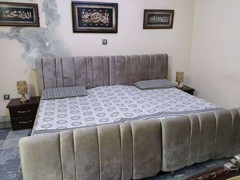 2 single beds 2 side tables 0